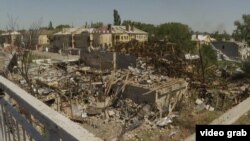 
За його словами, у місті пошкоджені 36 приватних будинків, багатоповерхівка, адмінбудівля 