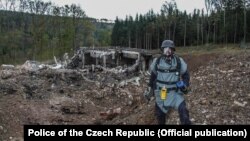 Чешки специалист по взривовете по време на оглед в района на взривения през 2014 г. склад във Врбетице