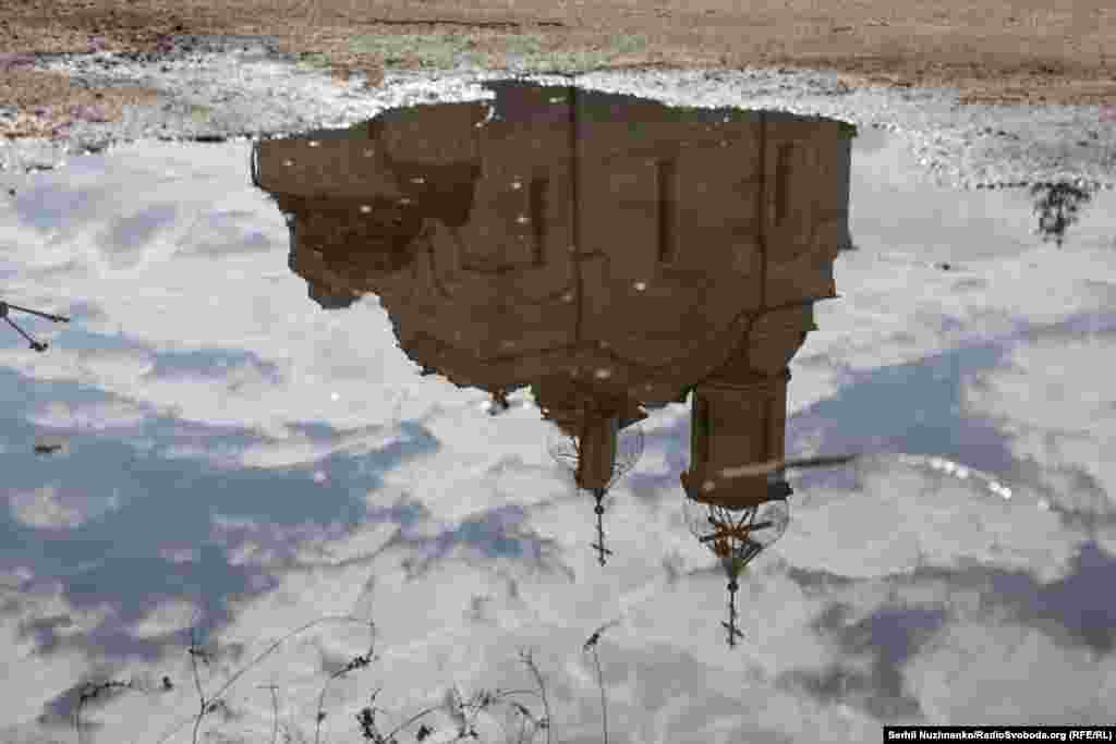 У міській військовій адміністрації (МВА) оцінюють ступінь повних руйнувань у Костянтинівці у 20-30%. На початку травня у місті закрилося останнє відділення «Нової пошти». Все це – ознаки швидкого наближення фронту, які українці спостерігали вже не один раз