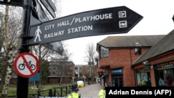 Британська поліція охороняє місце неподалік торгівельного центру у Солсбері. 9 береня 2018 року.