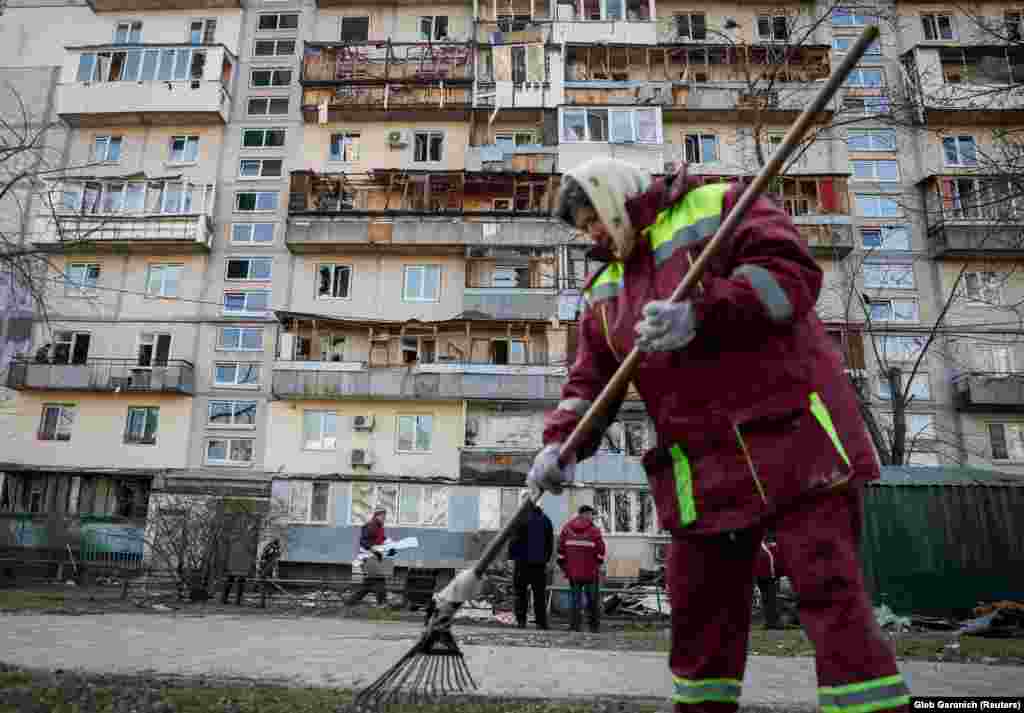 Комунальні служби працюють на місці влучання