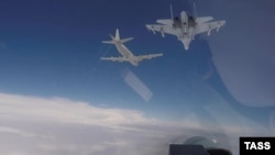 Російські Су-27 супроводжують американський бомбардувальник B-52H. Ілюстраційне фото