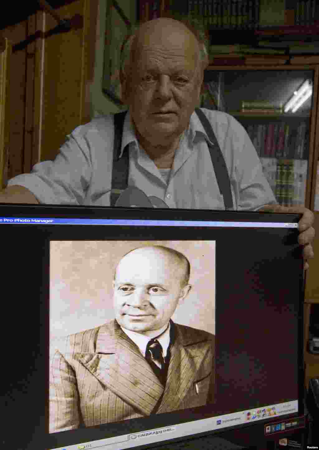 Stanislau Shushkevich, primul lider al Belarus-ului independent, arată un portret al tatălui său, arestat de două ori, în 1936 și 1948, care a reușit însă să supraviețuiască lagărelor staliniste. 