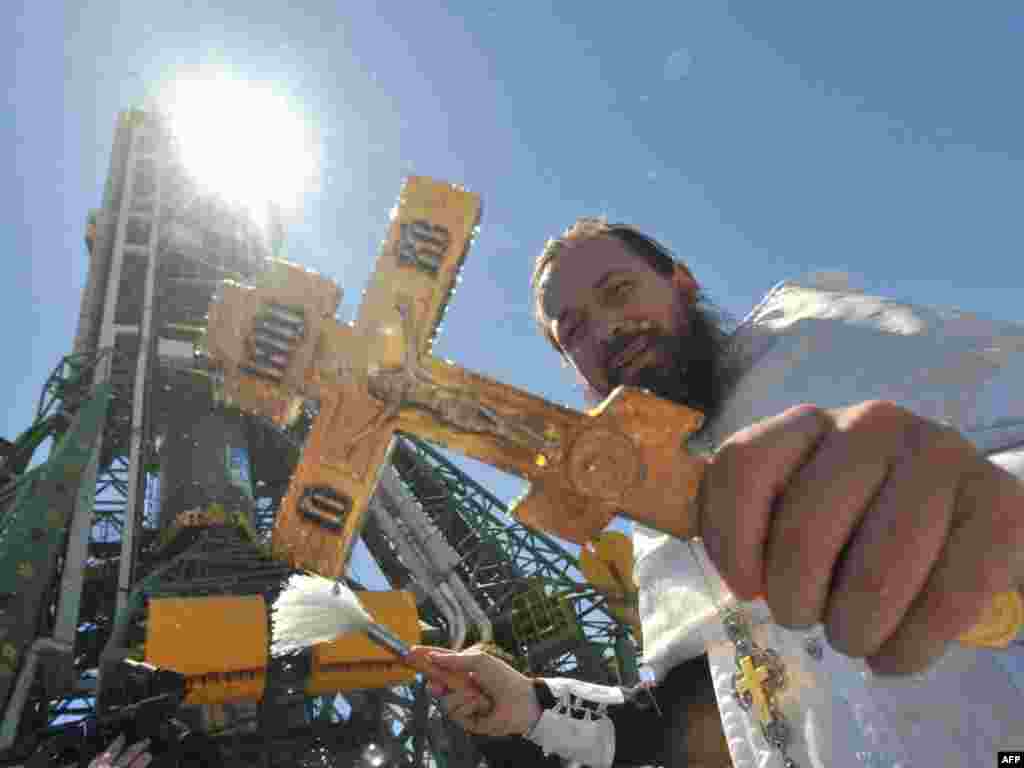 Rusija - Ruski ortodoksni svećenik posvećuje svemirsku letjelicu, prije njenog lansiranja, 14.06.2010. Foto: AFP / Vyacheslav Oseledko 