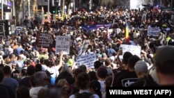 Protestni marš u Melburnu koji je pod šestim pandemijskim zatvaranjem otkad se u martu 2020. godine pojavio korona virus, 21. avgust 2021. 