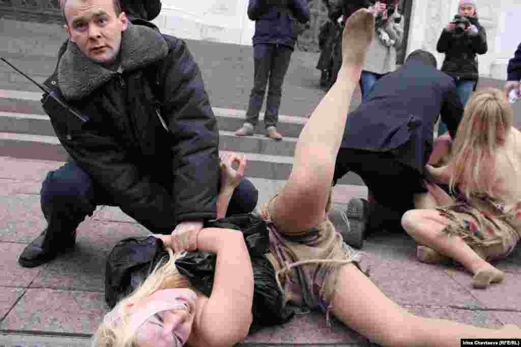 Активистки од организацијата Фемен со перформанс во Москва против изборните манипулации на парламентарните избори во Русија.