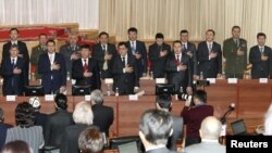 Жаңы өкмөттүн мүчөлөрү парламенттеги ант берүү аземинде, 2011-жылдын 27-январы.