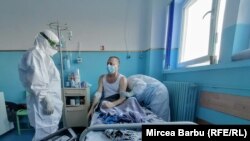 Dan Vâlcu în timpul unui consult de specialitate la spitalul „Caritas” din Roșiori de Vede/Teleorman.