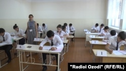 Ҷараёни супоридани имтиҳон дар яке аз Марказҳои тестӣ