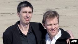 Стефан и Эрве, а также их переводчик Реза Дин, были захвачены талибами 30 декабря 2009 года, когда вели репортаж из горной провинции Каписа, находящейся в восьмистах километрах к востоку от Кабула