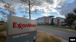 Логотип Exon Mobil на одному з об'єктів компанії, архівне фото