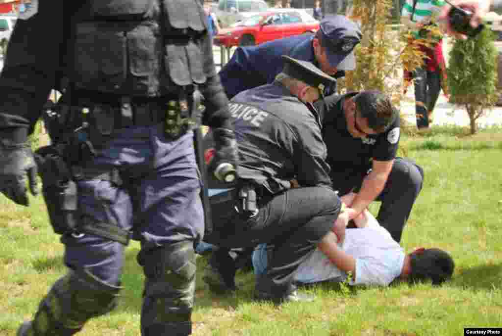 Protest zbog posete Borka Stefanovića Kosovu, Priština, 12. maj 2011 - Sukob policije i demonstranata, Foto: Samoopredeljenje