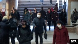 Хора с предпазни маски излизат от метростанция "Сердика"