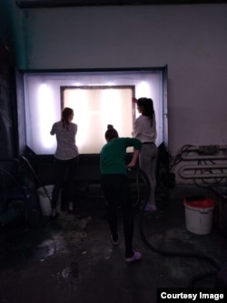 Наталія з колегами на роботі в друкарні у Празі