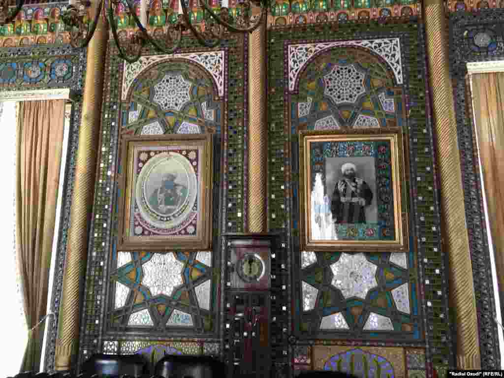 Аксҳои Амир Олимхон дар кошикории девори қасри Ситораи Моҳихосса, Бухоро