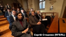 Посол України в Чехії Василь Зварич, народні депутати України Марія Мезенцева та Микола Княжицький, а також лідери кримськотатарського народу, зокрема Мустафа Джемілєв, на засіданні чеського сенату під час голосування за визнання геноциду кримських татар