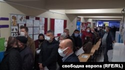 На първия тур пред изборните секции в Турция се извиха големи опашки