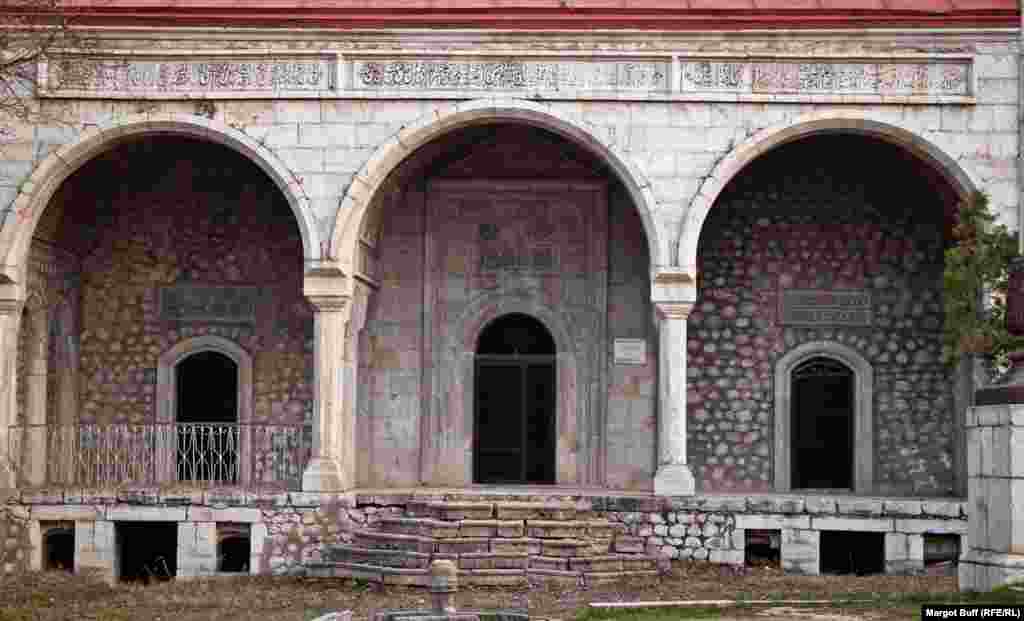 O Moschee dezafectată, de la sfîrșitul secolului al XIX-lea, la Shusha, oraș odinioară majoritar musulman.