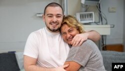 Альмог Меир-Ян туткундан бошонгондон кийин жакын тууганы менен, 8-июнь, 2024-жыл