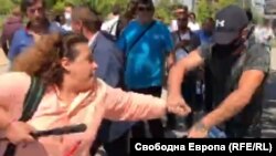 Стопкадър от момента, в който маскиран млад мъж за втори път изтръгва телефона от ръката на Полина Паунова от Свободна Европа