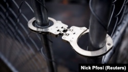 Наручники. Иллюстративное фото. 