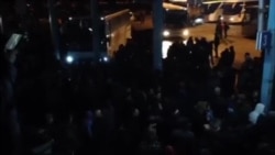 Emigranti na autobuskoj stanici u Prištini