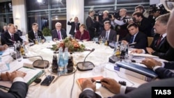 La discuțiile de la Berlin, între Petro Poroșenko (dreapta), Angela Merkel (centru) și Vladimir Putin (stânga), 19 octombrie 2016