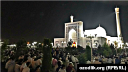 Мусульмане читают таравих-намаз возле мечети «Минор» в Ташкенте. Архивное фото.