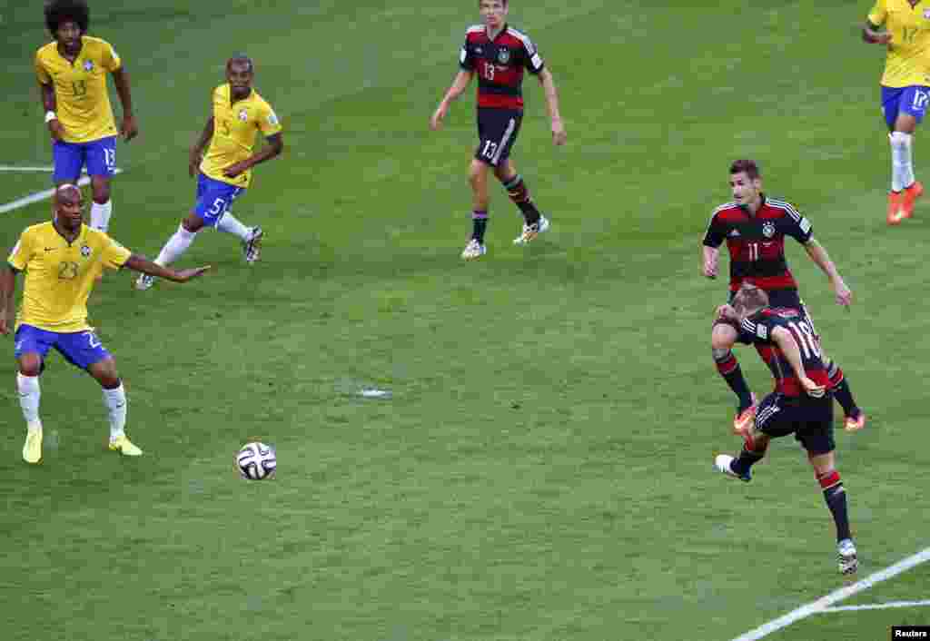 Лаҳзае аз бозии Олмону Бразилия дар давраи ниманиҳоӣ, ки ба ҳисоби 7-1 ба фоидаи Олмон анҷом ёфт.