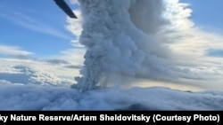 Виверження розпочалося 3 серпня о 04:50 (за місцевим часом) з викидами попелу на висоту до чотирьох кілометрів