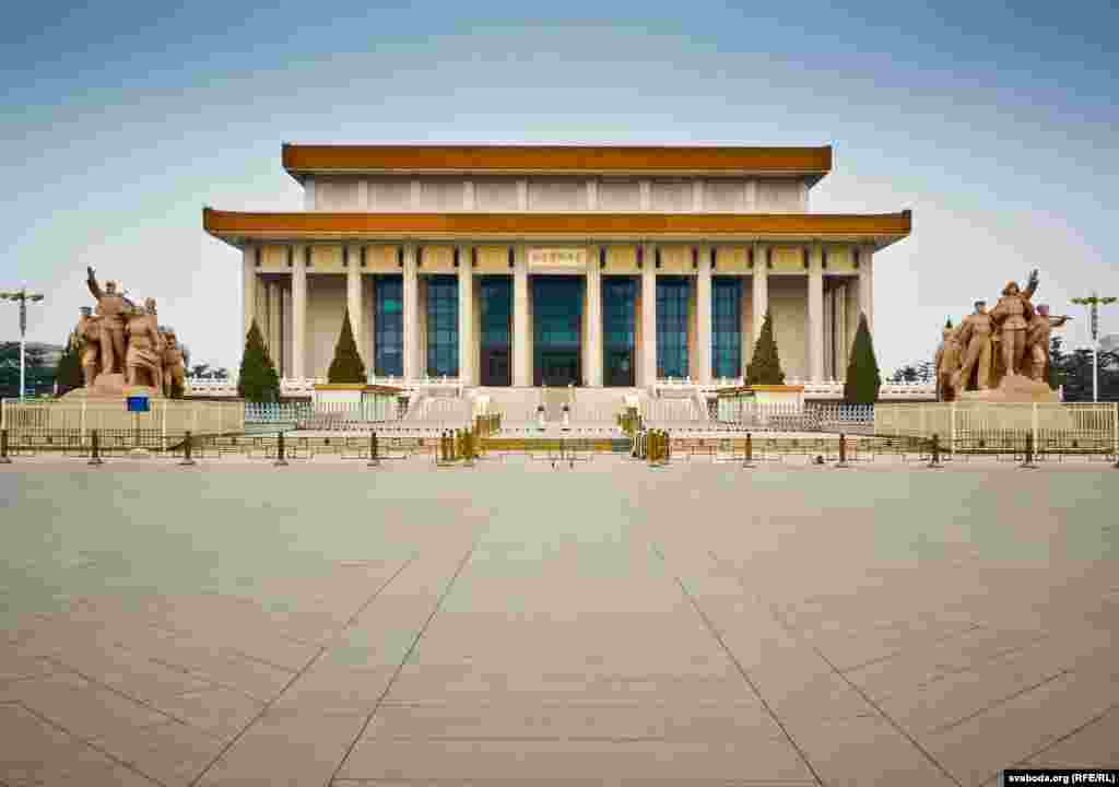 Мавзолей Мао Цзэдуна на площади Тяньаньмэнь в Пекине