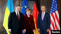 Ukrajinski predsjednik Petro Petro Porošenko, njemački kancelar Angela Merkel i potpredsjednik SAD Joe Biden na konferenciji u Minhenu, 7.februar 2015.