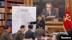 Lideri i Koresë së Veriut, Kim Jong Un, gjatë një takimi me zyrtarët e lartë të ushtrisë.