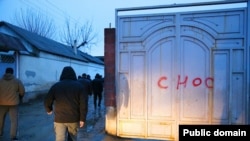 Ош шаарында буздурулуп жаткан мыйзамсыз курулуштар. 