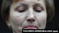 Marina Litvinyenko, Alexander Litvinyenko korábbi orosz titkosszolgálati főtiszt özvegye egy londoni bíróság épülete előtt 2016. január 21-én