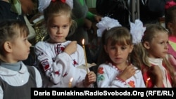 Церемонія посвячення у першокласники, село Мошни, Черкаська область, 1 вересня 2013 року