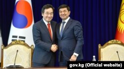 Премьер-министр Республики Корея Ли Нак Ён и премьер-министр Кыргызстана Мухаммедкалый Абылгазиев. Бишкек. 18 июля 2019 года.