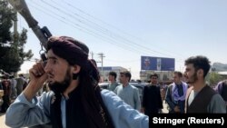 A tálib erők egyik tagja a Hamid Karzai Nemzetközi Repülőtér előtt Kabulban, 2021. augusztus 16-án