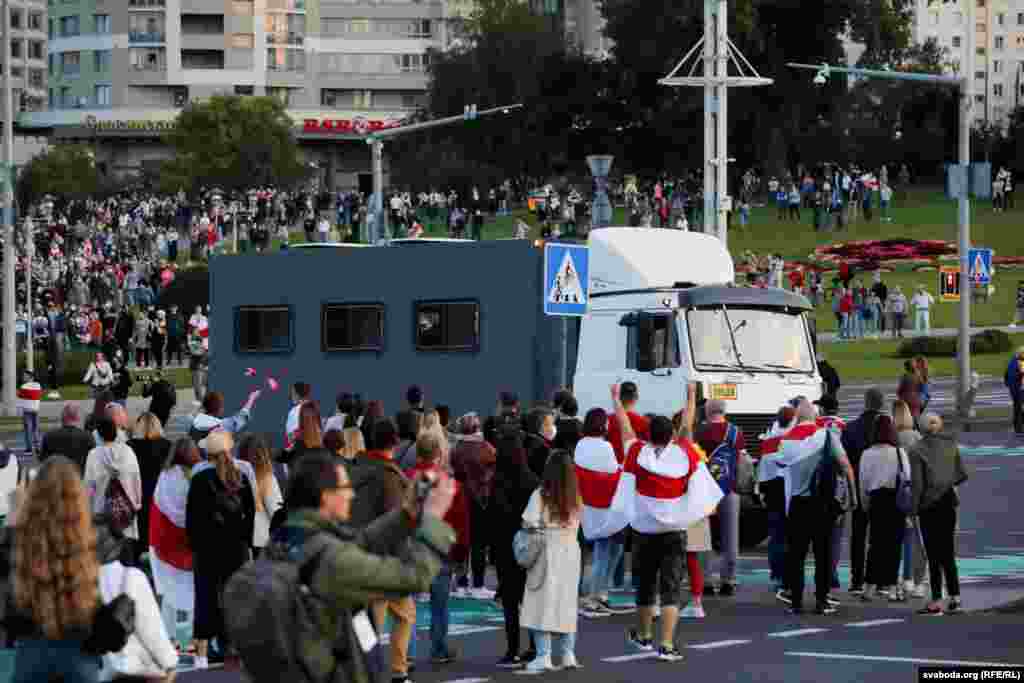 &nbsp;Emberek ezrei vonultak utcára Minszkben és más fehérorosz városban.