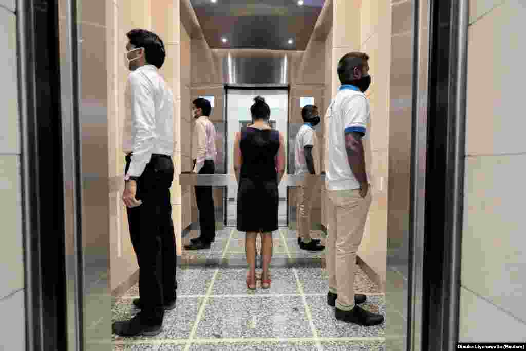 Луѓе практикуваат физичко дистанцирање во лифт пред да пристигнат на своите работни места во Светскиот трговски центар, откако владата објави дека приватните и државните компании ќе ги отворат своите канцеларии по скоро два месеца заклучување во Коломбо, Шри Ланка, 11.05.2008 година.