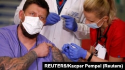Польща випереджає Україну за числом людей, які завершили вакцинацію, в 50,8 раза