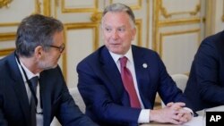 ینس پلوتنر، مشاور امنیت ملی آلمان (چپ)، و استیو ویتکاف، فرستاده ویژه آمریکا، کاخ الیزه پاریس، ۲۸ فروردین