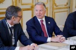 Радник з національної безпеки Німеччини Йенс Плотнер (ліворуч) і спеціальний посланник президента США Стів Віткофф під час зустрічі в Єлисейському палаці в Парижі. 17 квітня 2025 року