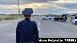 Полиция Жамбыл облусундагы №28349 аскер бөлүгүнө баруучу жолду тосуп турат. 27 -август, 2021 -жыл