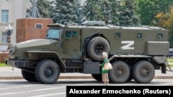 Бронеавтомобіль російських військ у окупованому Херсоні, 25 липня 2022 року