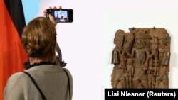 Jedna od beninskih bronci izložena je u Berlinu pred potpisivanje memoranduma o prijenosu vlasništva nad ovim artefaktima, Njemačka, 1. juli 2022.