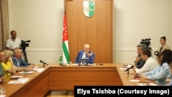 Аслан Бжания провел пресс-конференцию для журналистов и снова огласил свой рецепт благополучия