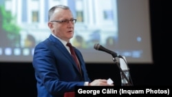 Sorin Cîmpeanu este rectorul Universității de Științe Agronomice și Medicină Veterinară din București (USAMV). El a fost ministru al Educației, de unde a demisionat în urma unui scandal de plagiat.