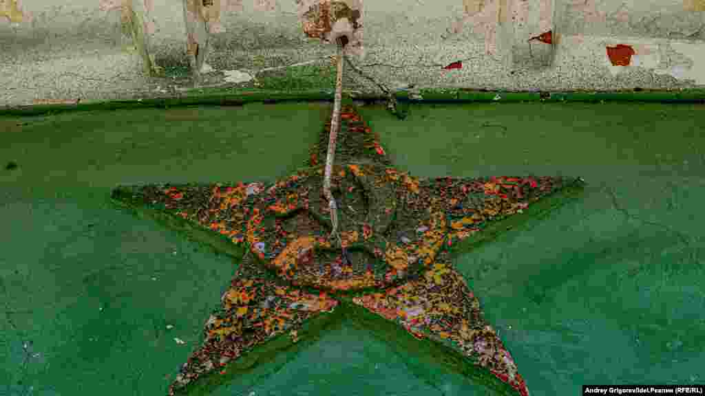 Орусиянын Татарстан Республикасындагы Казан шаарынын Адмиралтейская (татарча Бишбалта) районундагы эски заводдун жатаканасында чирип бараткан советтик символ. 1-август. (Андрей Григорев, &quot;Азаттык&quot;) Бул район 2023-жылы 305&nbsp;жылдыгын белгилейт. Ал 1718-жылы орус падышасы Петр I тарабынан негизделген. Башында бул завод орус кеме куруучу борбор болгон. Совет мезгилинде район булгары жана медициналык жабдууларды өндүрүп турган. Бийлик тарыхый районду бир нече жолу реконструкциялоого убада бергени менен ал азырынча аткарыла элек.&nbsp;