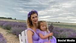 Лиза апасы Ирина Дмитриева менен.